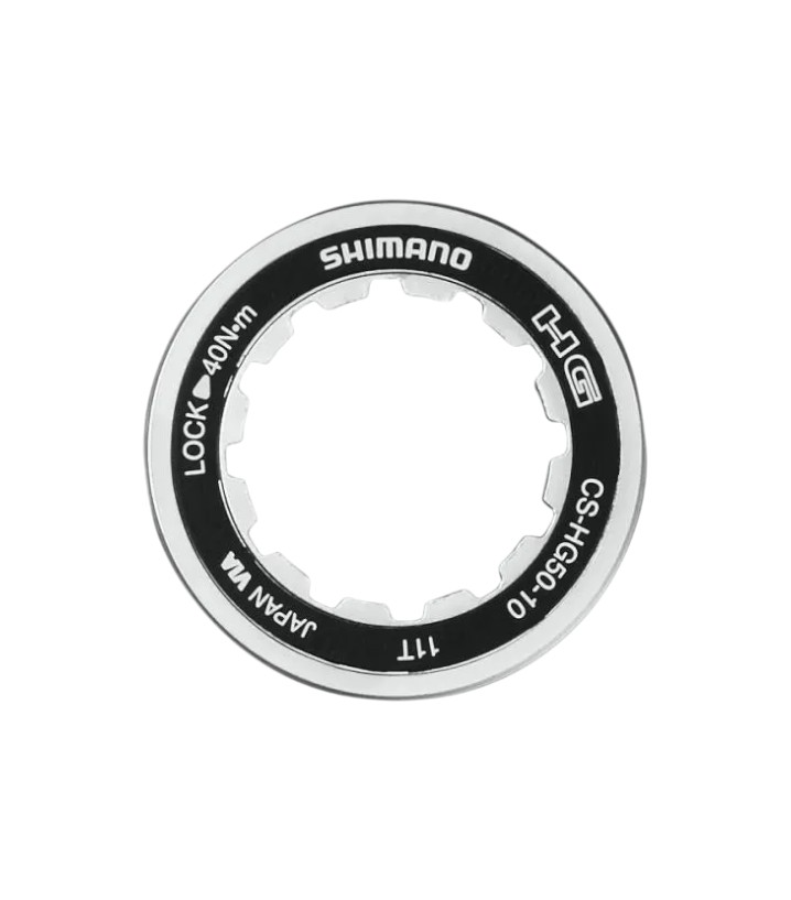 Y1PG90100 En svart och silverfärgad Shimano CS-HG50-10 kassettlåsring, märkt "LOCK 40Nm" och "JAPAN VIA", fungerar som distansring och låsring för cyklar. Produkten: Distans och låsring till Kassett Shimano CS-HG50-10.