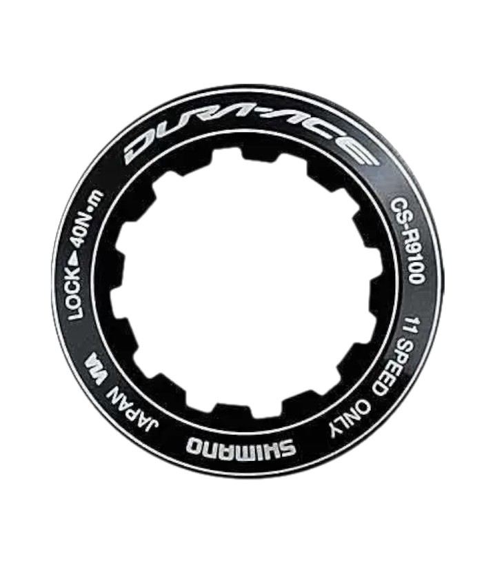 Y1VT98010 En svart Shimano Dura-Ace CS-R9100 låsring med "LOCK 40Nm" och "JAPAN" i vit text, utformad för att säkra en kassett; Produktnamn: Distans och låsring till Kassett Shimano Dura-Ace CS-R9100.