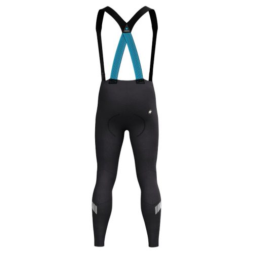 Ett par svarta Byxor Assos Equipe RS Winter BIB Tights med blå hängslen, vadderad sits och reflekterande ränder på underbenen visas på en vit bakgrund.