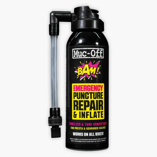 En svart 125 ml kapsel märkt "Punkteringslagning MUC-OFF B.A.M. Bottled Air Magic" med en slang. Text på framsidan: "Emergency Puncture Repair & Inflate" i fetstil i gult och vitt, samt information om kompatibilitet och användning.