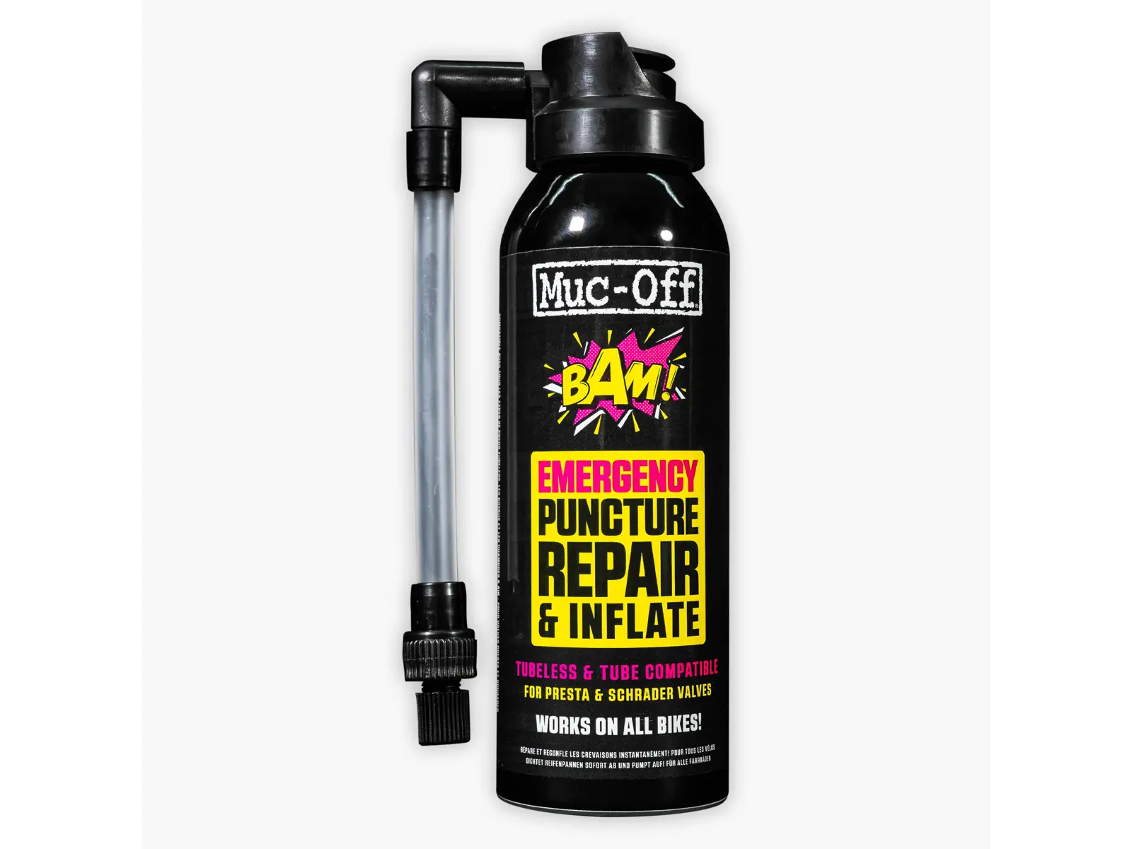 20032 En svart 125 ml kapsel märkt "Punkteringslagning MUC-OFF B.A.M. Bottled Air Magic" med en slang. Text på framsidan: "Emergency Puncture Repair & Inflate" i fetstil i gult och vitt, samt information om kompatibilitet och användning.