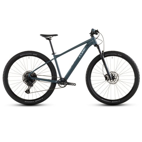 En blå MTB 29" Cube Attention SLX mountainbike med 1x12-drivlina, stora 29-tumshjul, framgaffel med fjädring, skivbromsar och platt styre. Ramen är försedd med "Cube"-logotypen och visas i sidoprofil mot en vit bakgrund.