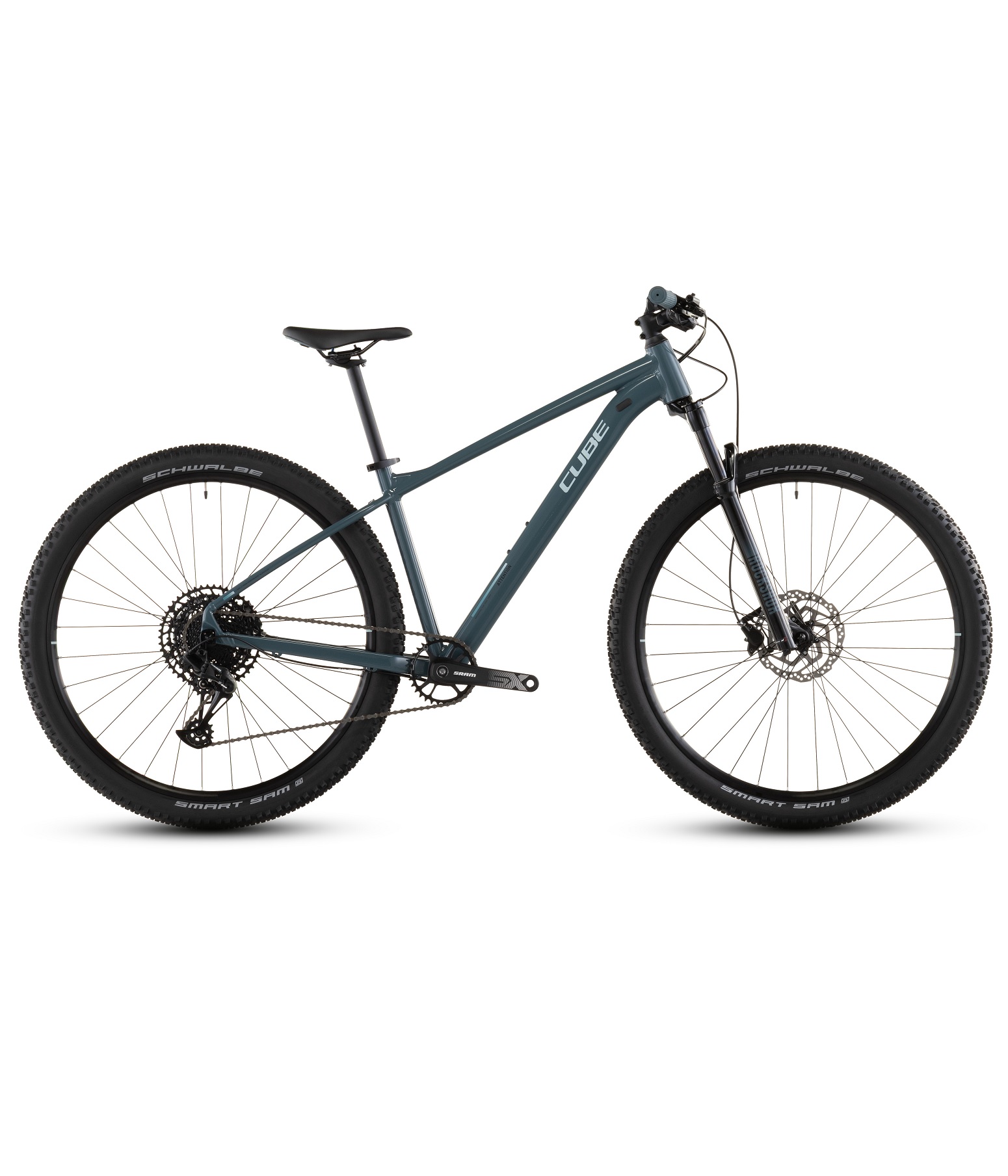 Attention-SLX-Storm-B En blå MTB 29" Cube Attention SLX mountainbike med 1x12-drivlina, stora 29-tumshjul, framgaffel med fjädring, skivbromsar och platt styre. Ramen är försedd med "Cube"-logotypen och visas i sidoprofil mot en vit bakgrund.