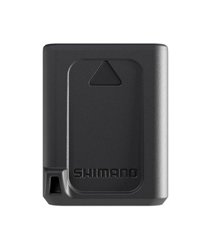 BT-DN320 Ett rektangulärt, svart Batteri Shimano BT-DN320 för XTR RD-M9250, XT RD-M8250, Deore RD-M6250 och GRX RD-RX827 med en upphöjd pil och Shimano-logotypen präglad på framsidan. Designen är enkel och funktionell.