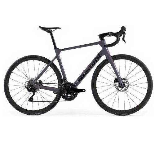 Racer Bianchi Infinito 105 2x12-växlad i Celest-Grå har en matt mörkgrå ram, droppstyren, skivbromsar och tunna däck, visad från sidan mot en vit bakgrund.