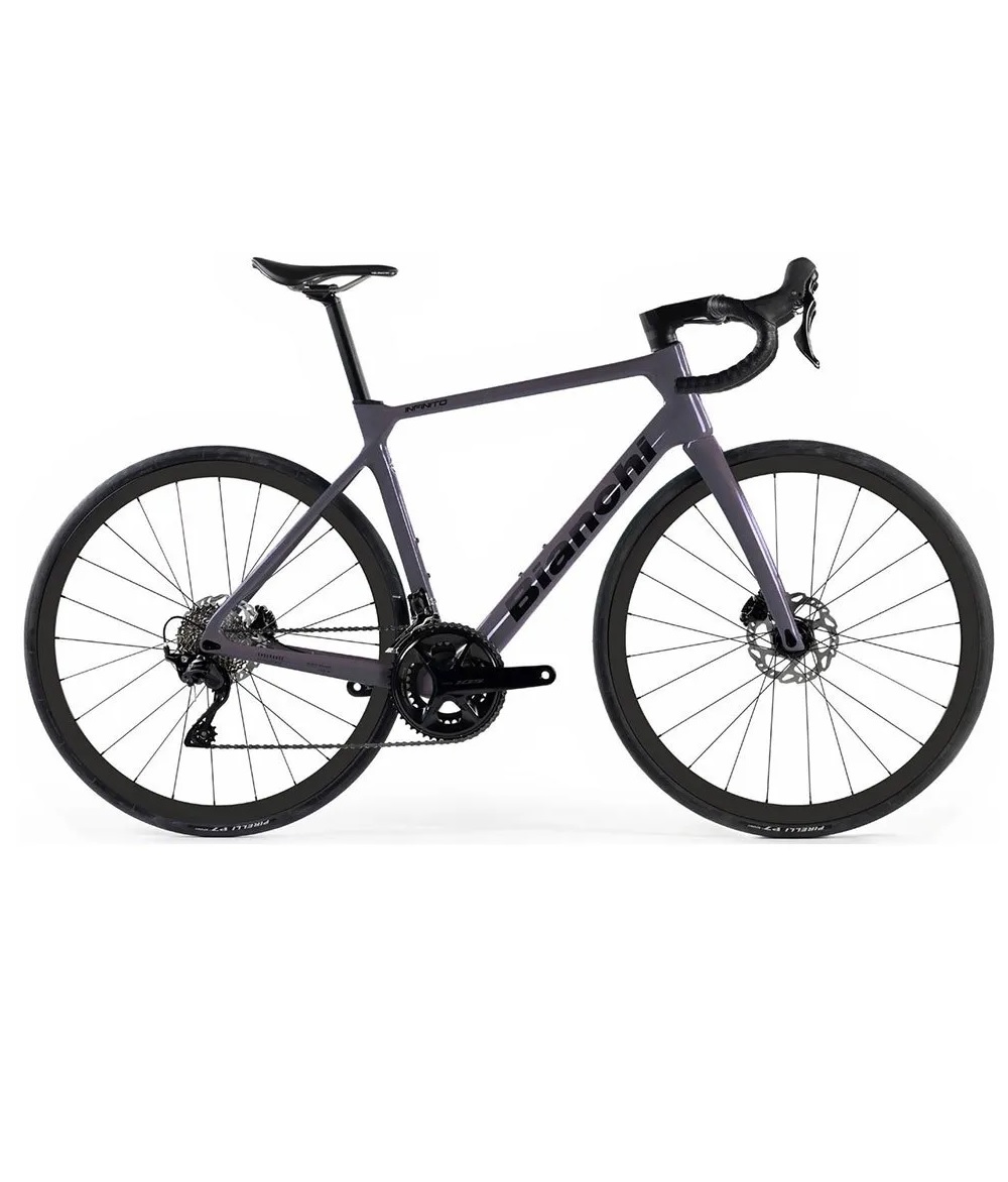 Infinito-105-mek-2M Racer Bianchi Infinito 105 2x12-växlad i Celest-Grå har en matt mörkgrå ram, droppstyren, skivbromsar och tunna däck, visad från sidan mot en vit bakgrund.
