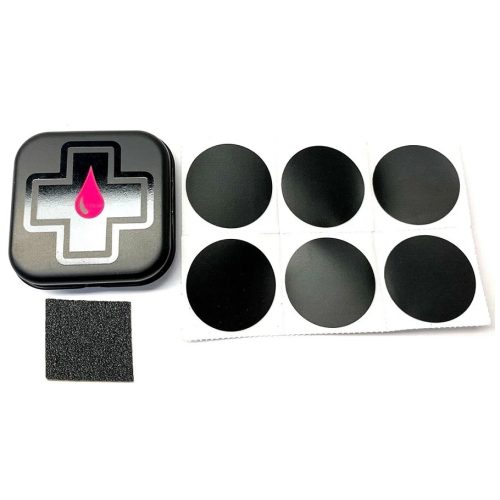 Reperationslappar Mucoff glueless patch kit visas på en vit bakgrund och innehåller en liten svart burk med ett vitt kors och en rosa droppe, en kvadrat sandpapper och ett ark med sex runda svarta självhäftande lappar.