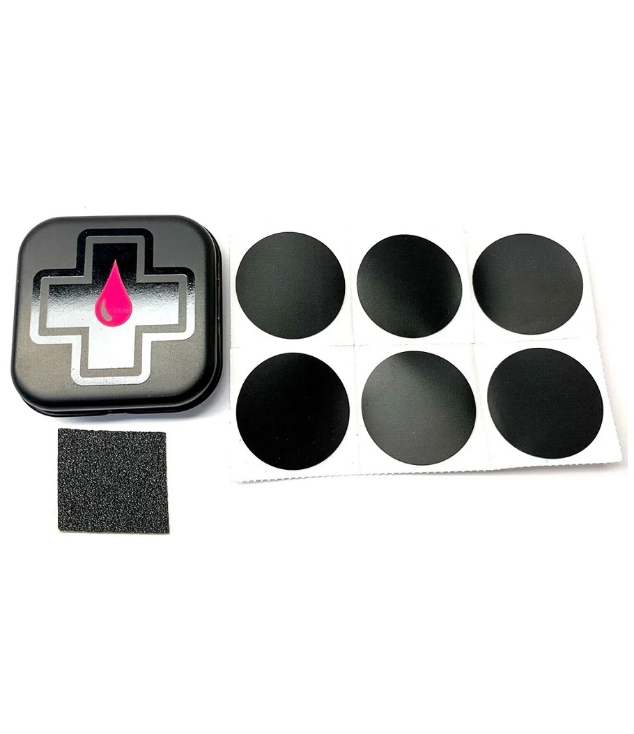 Mucoff-Glueless-patch-kit Reperationslappar Mucoff glueless patch kit visas på en vit bakgrund och innehåller en liten svart burk med ett vitt kors och en rosa droppe, en kvadrat sandpapper och ett ark med sex runda svarta självhäftande lappar.