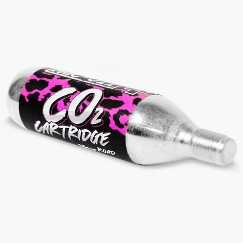 En Kolsyrepatron Muc off Co2 patron (16 eller 25 gr, gängad) ligger på sidan. Den silverfärgade patronen har en svart etikett med rosa leopardtryck och vit text "CO2 CARTRIDGE". Bakgrunden är enfärgad vit.