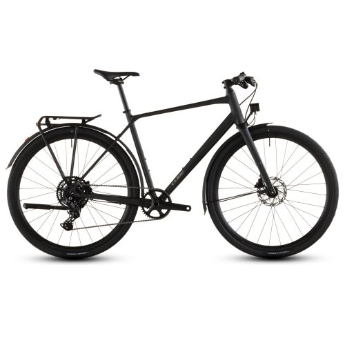 En svart Gravel Cube Nulane Pro FE herr, 1x9s pendlarcykel med platt styre, skärmar, pakethållare bak och skivbromsar visas från sidan mot en vit bakgrund.
