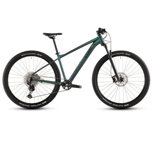 En sidovy av den gröna MTB 29" Cube Reaction Pro 1x12s - goblin´n´black med platt styre, framfjädring, skivbromsar och 29-tums Schwalbe Racing Ralph-däck visas mot en vit bakgrund.