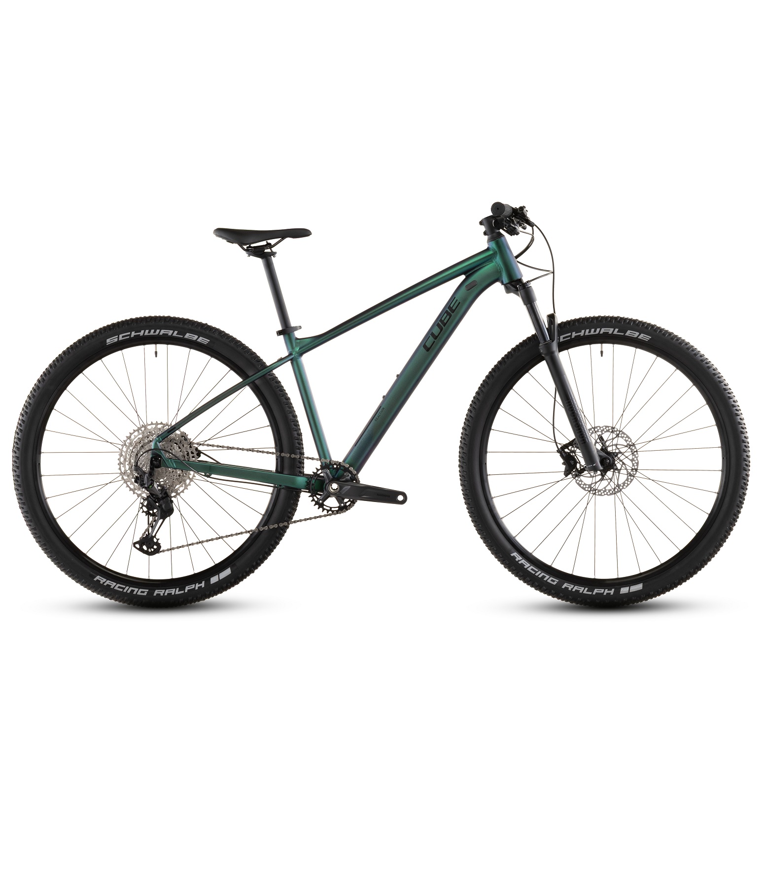 Reaction-Pro-gron-1 En sidovy av den gröna MTB 29" Cube Reaction Pro 1x12s - goblin´n´black med platt styre, framfjädring, skivbromsar och 29-tums Schwalbe Racing Ralph-däck visas mot en vit bakgrund.