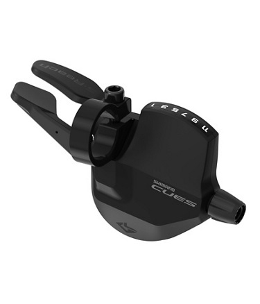 En svart Shimano CUES cykelväxel med två spakar och en monteringsklämma, visad mot en vit bakgrund. Produkten visar artikelnummer och varumärke i vit text.