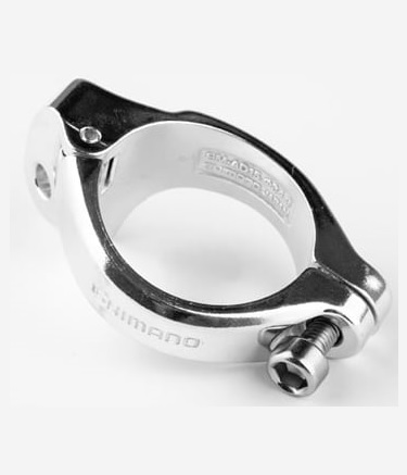 Shimano-AD15 En närbild av Framväxelklamma Shimano till Ultegra SM-AD15, en silverfärgad framväxelklämma med en synlig åtdragningsbult och Shimano-logotypen ingraverad på ytan.