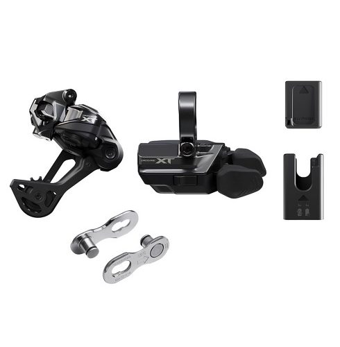 En Shimano XT M8250 GS Di2 uppgraderingssats för 12-växlade cyklar visas på en vit bakgrund, med en bakväxel, en växelspak, ett batteri, en laddare och två snabbkopplingar i metall.