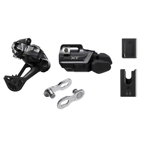 Här visas Uppgraderings-kit Shimano XT M8250 SGS Di2 12s med bakväxel, elektronisk växelspak, batteri och laddare. Alla komponenter är placerade på en vit bakgrund.