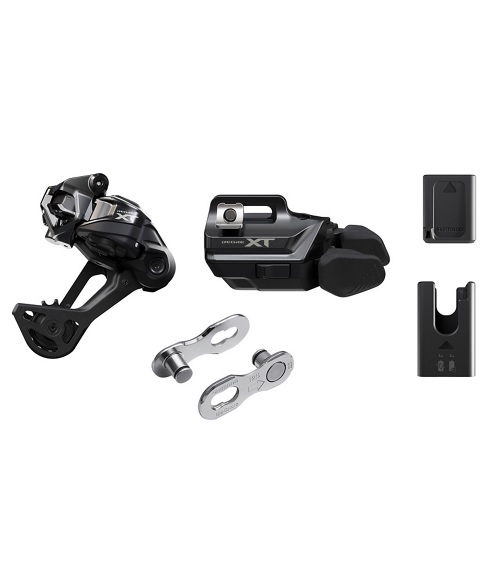 Uppgraderings-Kit-XT-SGS-IV Här visas Uppgraderings-kit Shimano XT M8250 SGS Di2 12s med bakväxel, elektronisk växelspak, batteri och laddare. Alla komponenter är placerade på en vit bakgrund.