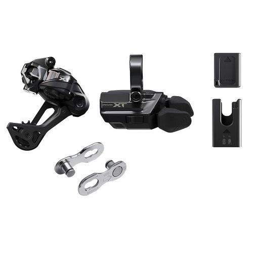 Uppgraderings-kitet Shimano XT M8250 SGS Di2 12s innehåller en växel, växelspak, två batterier, laddare och två snabbkopplingar för en cykelkedja, allt visat på en vit bakgrund.