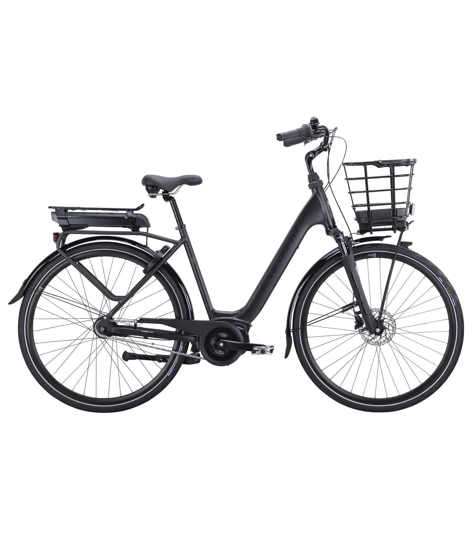 crescent-elvira-black El-cykel Crescent Elvira med fotbroms, 7s - matt svart är en svart genomgående elcykel med korg fram, pakethållare bak, stänkskärmar och upprätt styre, visad från sidan mot en vit bakgrund.