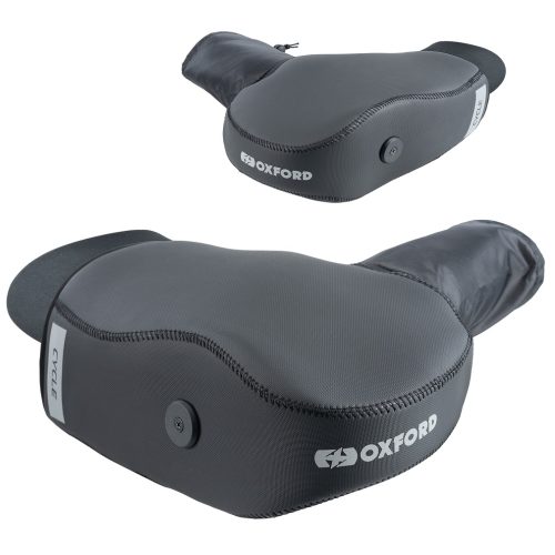 Två svarta Oxford HM001 motorcykelstyrmuffar av syntetmaterial, visade från sidan och vinklade, med Oxford-logotyp och reflexband.