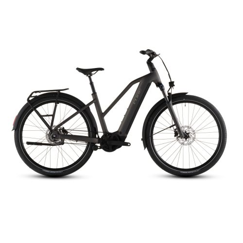 En grå EL-cykel Cube Touring Hybrid Comfort SLX 800 elcykel med en genomgående ram, främre fjädring, skivbromsar, bakre pakethållare, skärmar och rakt styre visas i höger sidoprofil.