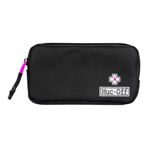 Väska MUC-OFF Accessories Essentials Case Rainproof - Vattentät är en svart rektangulär blixtlåsförsedd påse med en liten rosa och vit korslogotyp, "Muc-Off"-etikett i det nedre högra hörnet och en dragkedja med rosa accent.