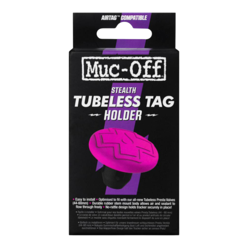 Framsidan av MUC-OFF Tubeless Tag Holder Black/pink-förpackningen visar en rosa tagghållare och text om AirTag-kompatibilitet och funktioner, mot en elegant svart och lila bakgrund.