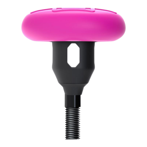 En närbild av MUC-OFF Tubeless Tag Holder Black/pink, som visar den ljusrosa, rundade toppen och den svarta gängade basen mot en vit bakgrund.
