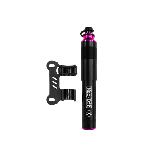 Minipumpen MUC-OFF AirMach 7,6 bar/110 psi Black/pink visas med sitt monteringsfäste och sina clips på en vit bakgrund.