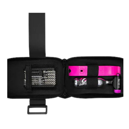 En Sadelväska MUC-OFF Saddle Bag Pack i svart är öppen och visar ett rosa multiverktyg, en CO2-patron och en kompakt verktygssats i metall prydligt organiserade i separata fack.