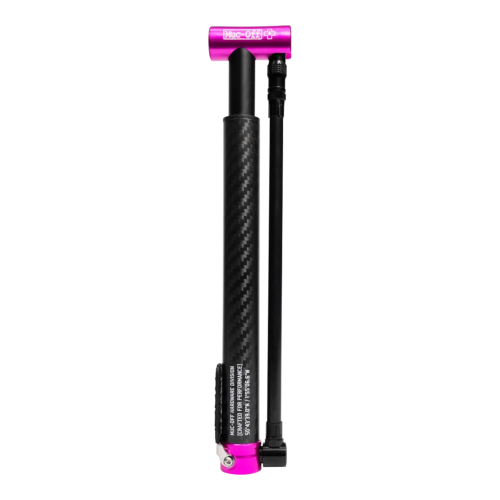 MUC-OFF minipump Airmach Carbon (130 psi) har en kropp i svart kolfiber med rosa detaljer och en svart flexibel slang, mot en ljus bakgrund.