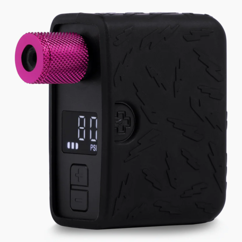En svart Elektrisk Pump Muc-off AirMach Electric Mini Inflator - Pro har en strukturerad yta, en liten skärm som visar "80 PSI", kontrollknappar under skärmen och ett metallicrosa munstycke i det övre vänstra hörnet.