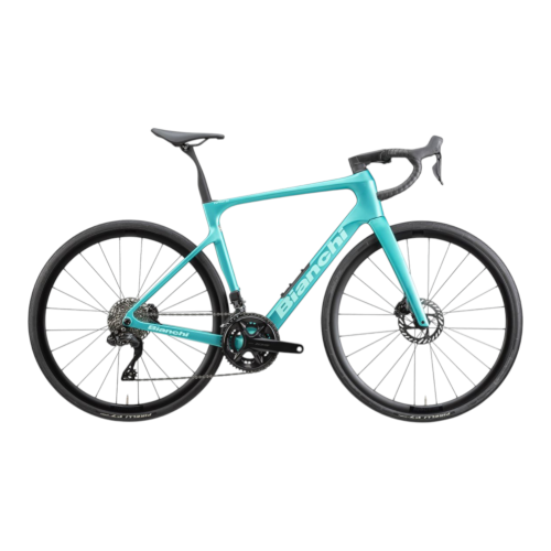 En turkos Bianchi landsvägscykel med droppstyre, tunna däck och skivbromsar, visad i profil mot en vit bakgrund.