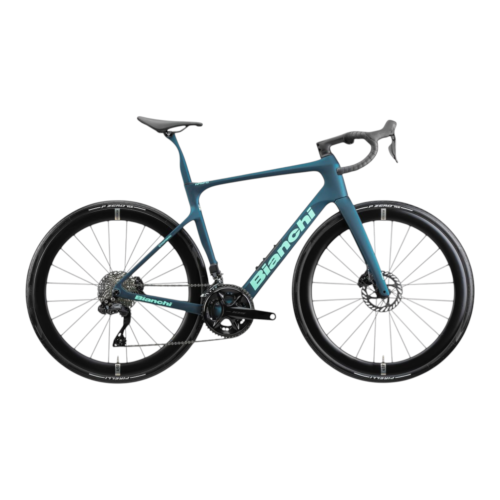 En Racer Bianchi Infinito PRO Rival AXS, 2x12s landsvägscykel i Celeste eller svart med droppstyre och skivbromsar, visad från sidan mot en vit bakgrund.