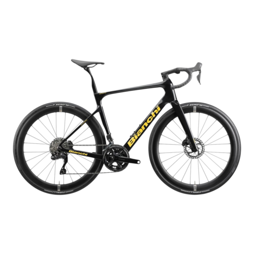 En svart Racer Bianchi Infinito PRO Rival AXS, 2x12s landsvägscykel med gult "Bianchi"-märke, droppstyre, skivbromsar och djupt profilerade hjul sedd från sidan mot en vit bakgrund.