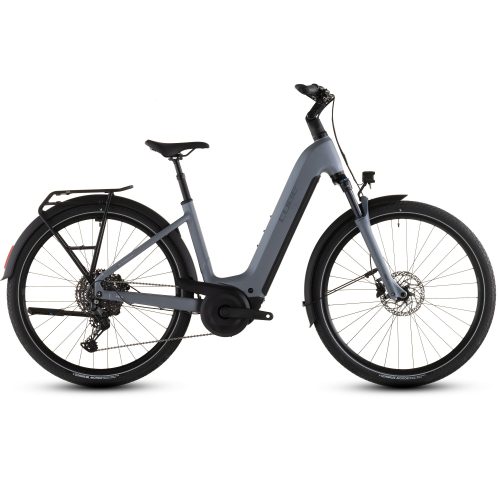 EL-cykel Cube Touring Hybrid Pro 800, Step Trough - Grå (kopia) är en modern elcykel med en mattgrå ram, svart styre, skärmar och pakethållare, visad i profil mot en vit bakgrund.