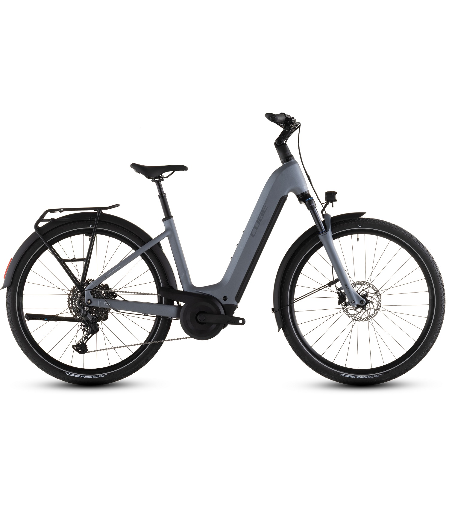 Cube-Touring-Hybrid-pro-EE EL-cykel Cube Touring Hybrid Pro 800, Step Trough - Grå (kopia) är en modern elcykel med en mattgrå ram, svart styre, skärmar och pakethållare, visad i profil mot en vit bakgrund.