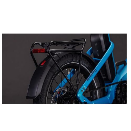 Närbild av bakpartiet på en blå Vikbar El-cykel Cube Fold Hybrid Comfort 545 remdriven, med svart pakethållare, stänkskärm, däck, batteri och en del av ramen mot en mörk bakgrund.