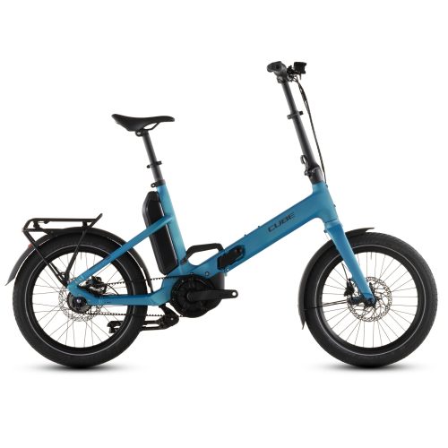 Vikbar El-cykel Cube Fold Hybrid Comfort 545 remdriven är en blå elektrisk hopfällbar cykel med en genomgående ram, svart sadel, bakre pakethållare och svarta däck, avbildad i profil mot en vit bakgrund.
