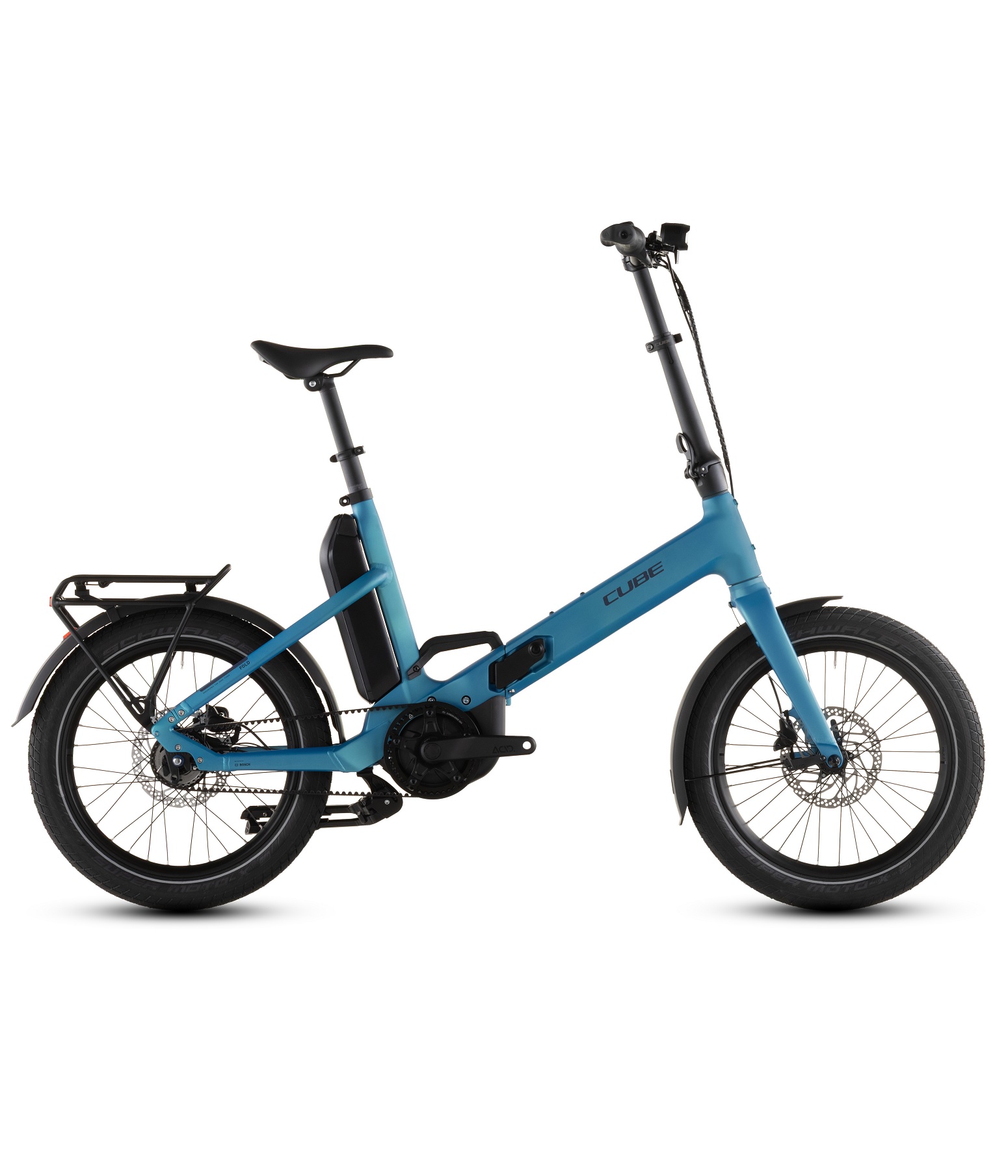 Cube-fold-hybrid-545-rem Vikbar El-cykel Cube Fold Hybrid Comfort 545 remdriven är en blå elektrisk hopfällbar cykel med en genomgående ram, svart sadel, bakre pakethållare och svarta däck, avbildad i profil mot en vit bakgrund.