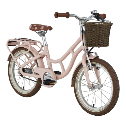 Monark Lill-Karin 16" Barncykel - Rosa är en rosa barncykel med bruna säten och handtag, en främre brun flätad korg, bakre pakethållare och vita däcksidor, mot en vit bakgrund.