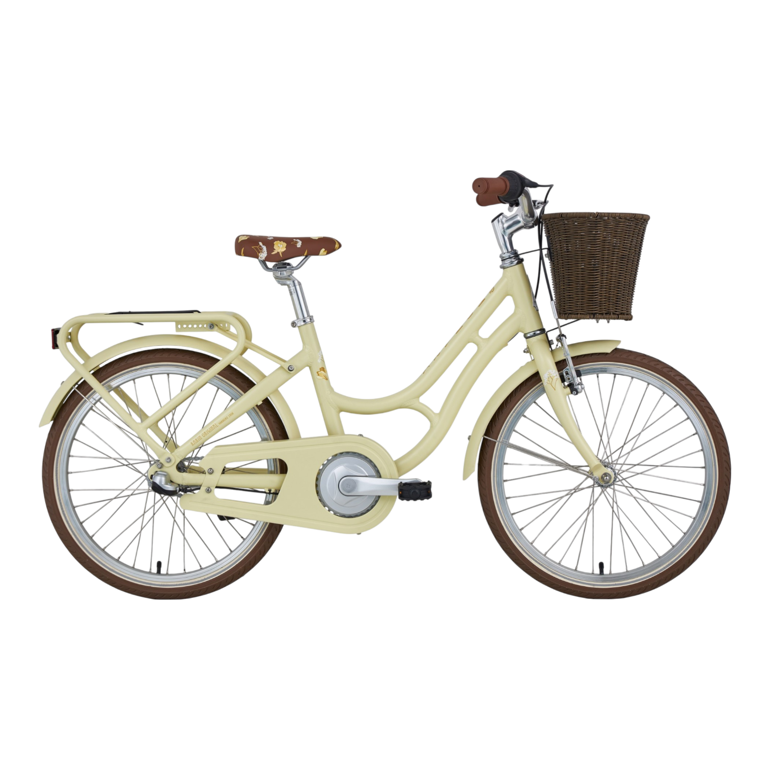 Lill-Karin-20-3-vxl En gul Monark Lill-Karin 20" 3-växlad step-through cykel med bruna däck, brun sadel, pakethållare bak och flätad korg fram, fotograferad i profil mot en vit bakgrund.