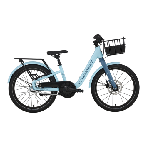 Crescent Embla 20" Barncykel 3-växlad, en ljusblå genomgångscykel med svarta däck, korg fram och pakethållare bak, visas i profil mot en vit bakgrund med varumärket "Crescent" på ramen.