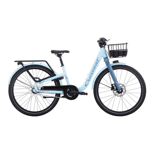 Crescent Embla 24" Barncykel 3-vxl Ljusblå är en ljusblå genomgående stadscykel, visad i profil mot en vit bakgrund, med en främre korg, bakre pakethållare, svart sadel och varumärket "Crescent" synligt på ramen.