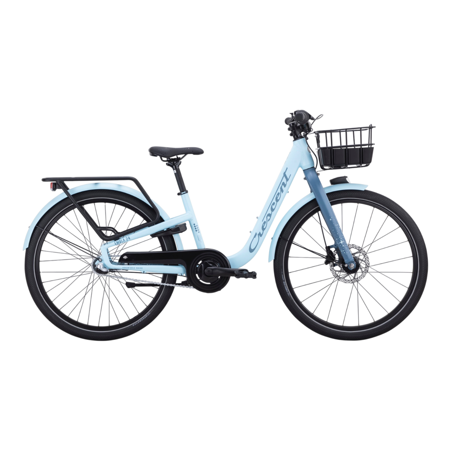 YTC473__01+crescent+EMBLA+light+blue_37812_master Crescent Embla 24" Barncykel 3-vxl Ljusblå är en ljusblå genomgående stadscykel, visad i profil mot en vit bakgrund, med en främre korg, bakre pakethållare, svart sadel och varumärket "Crescent" synligt på ramen.