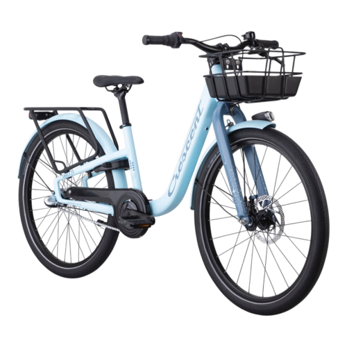Crescent Embla 24" Barncykel 3-vxl i ljusblått har en genomgående ram, svart trådkorg fram, pakethållare bak, svarta däck, skivbromsar och kedjeskydd - perfekt för pendling i stadsmiljö. Visas på en vit bakgrund.