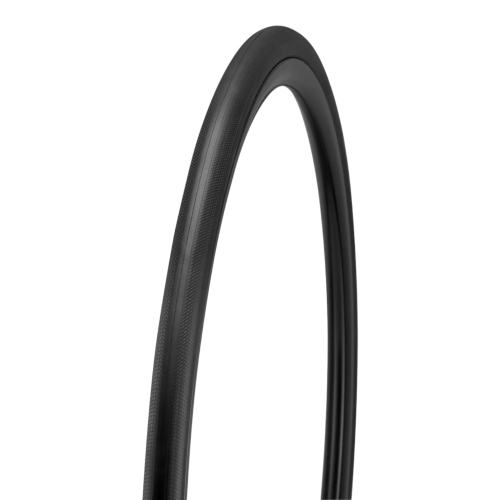 En närbild av ett svart cykeldäck med ett jämnt, smalt slitbanemönster, mot en vit bakgrund.