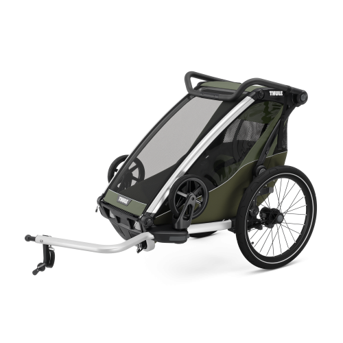Thule Chariot Lite Cykelvagn - Enkel & Dubbel - Vintagegrön har ett svart nätöverdrag, två stora bakhjul, robust ram och fästarm för att koppla till en cykel, mot en vit bakgrund.
