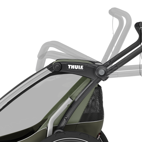 En närbild av Thule Courier Cykelvagn 1-2 Barn Vintagegrön (kopia) visar det justerbara styret med flera positioner i transparenta överlägg och Thule-logotypen synlig på handtagets gångjärn.