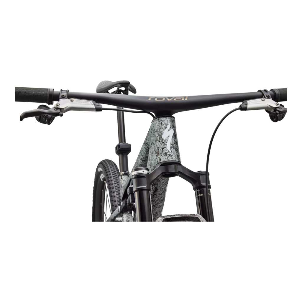 Närbild av MTB Specialized Epic 9 S-works, 29" (grå eller röd): framdel med styre, bromshandtag, fjädringsgaffel och en mönstrad ram med en vit "S"-logotyp på styrröret.